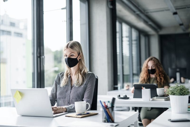 Czy w pracy trzeba nosić maseczkę? Aktualne zasady i wyjątki