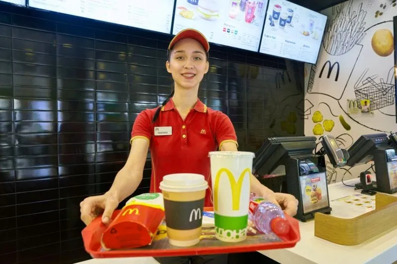 Ile naprawdę zarabia pracownik McDonald's i dlaczego wynagrodzenia się różnią