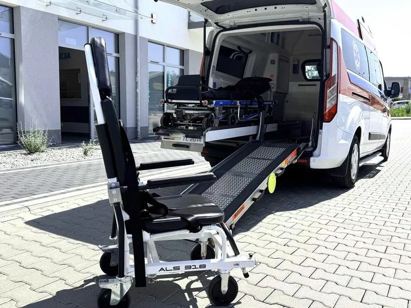 Kto decyduje o zleceniu transportu medycznego? Kluczowe informacje, które musisz znać
