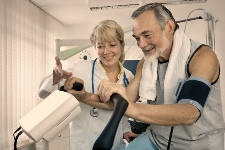 Praca na świadczeniu rehabilitacyjnym z ZUS – zasady i wyjątki