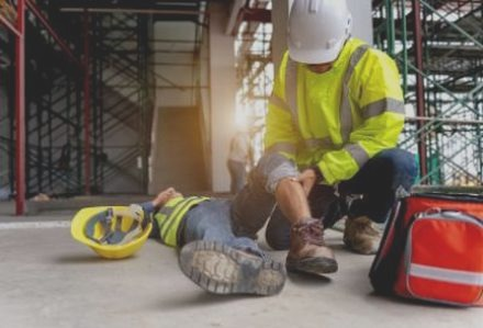 Wypadek przy pracy na L4 – jaki kod i kiedy przysługuje 100% zasiłku?