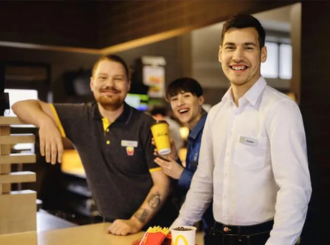 Zarobki pracowników fast-food